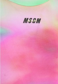 Koszulka z krótkim rękawem w tie-dye w pastelowych odcieniach różu i zieleni, charakteryzująca się gładką teksturą oraz mocnym czarnym logo "MSCM" na piersi.