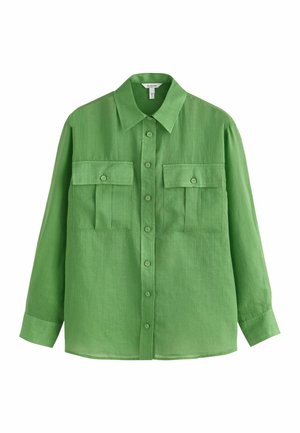 Cămașă verde cu mâneci lungi, nasturi pe față, două buzunare cu clapetă în față și guler clasic, afișată pe un fundal alb.