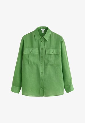 Hosszú ujjú zöld gombos ing két elülső zsebfedővel és klasszikus gallérral, fehér háttéren bemutatva.