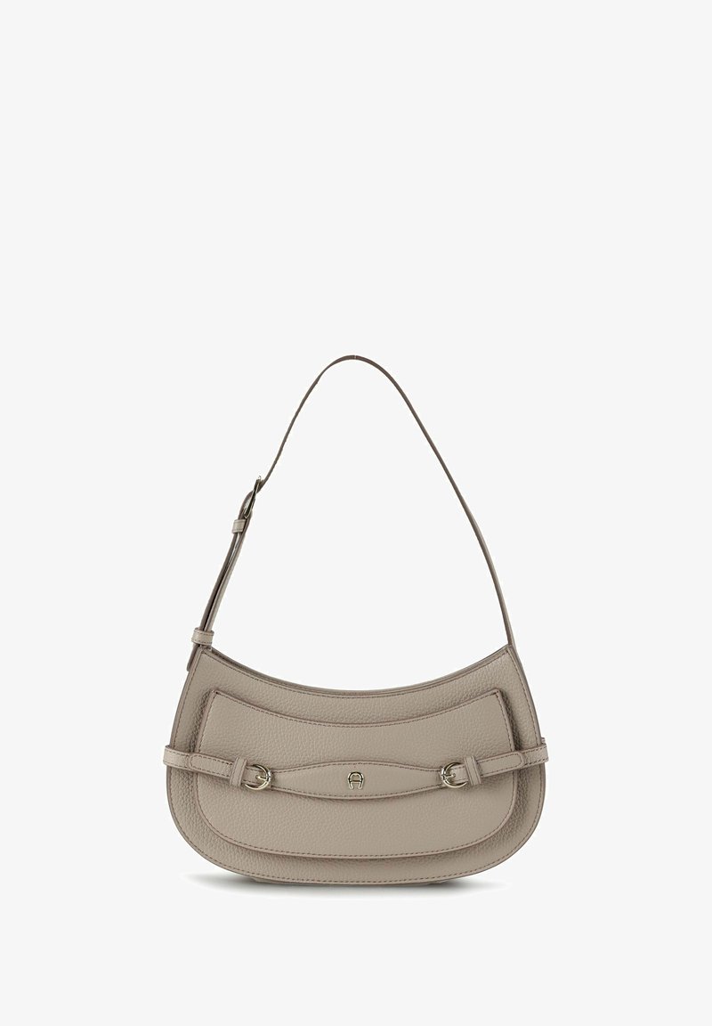 Borsa in pelle color cuoio con forma curva, una tracolla regolabile singola e una tasca frontale chiusa da dettagli in metallo argentato.