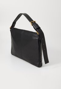 Borsa a mano in pelle nera con una consistenza liscia, forma rettangolare, tracolla regolabile e dettagli in metallo dorato. Presenta una chiusura con cerniera.