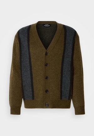Cardigan lavorato a maglia in verde oliva con strisce verticali grigie. Presenta un collo a V, chiusura con bottoni e polsini a costine. Tessuto testurizzato, vestibilità casual.