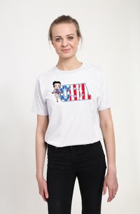 Camiseta de algodón blanca con un personaje de dibujos animados y diseño "USA", incorporando colores rojo y azul, con mangas cortas y escote redondo.