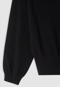 Maglione nero con una texture liscia, con vestibilità ampia, maniche a palloncino e polsini a costine. Il materiale sembra morbido e confortevole.