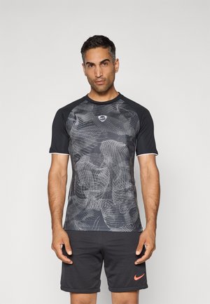 T-shirt de sport noir à manches courtes avec un motif abstrait gris, présentant un col rond et un logo sur la poitrine, associé à un short gris.