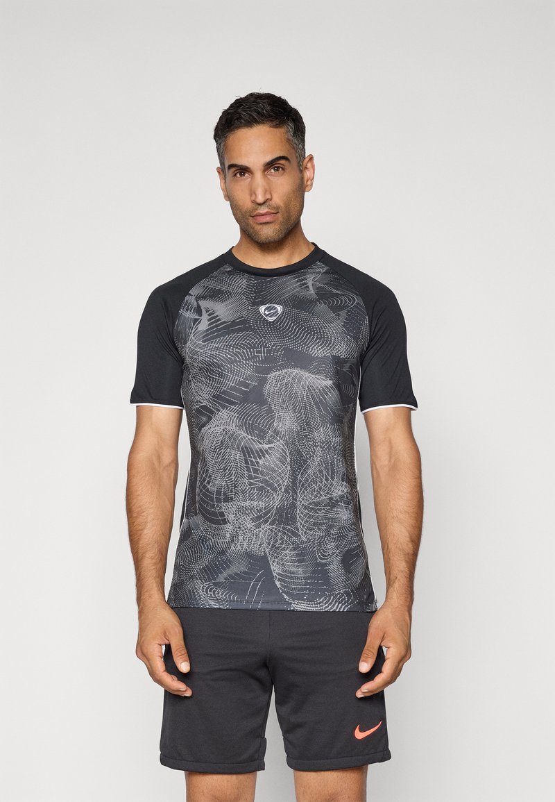 Short-sleeve black athletic shirt with gray abstract pattern, featuring a round neck and logo on the chest, paired with gray shorts.