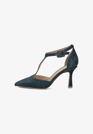 Donkerturkooise suède pumps met spits toelopende neus, T-band en decoratieve gespsluiting met juwelen aan de enkelband, schuine smalle hak.