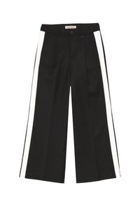 Pantaloni a gamba larga neri con strisce bianche laterali, dotati di pieghe, bottone frontale e passanti per cintura per una vestibilità regolabile. Tessuto dalla texture liscia.