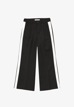 Pantaloni a gamba larga neri con strisce bianche laterali, dotati di pieghe, bottone frontale e passanti per cintura per una vestibilità regolabile. Tessuto dalla texture liscia.