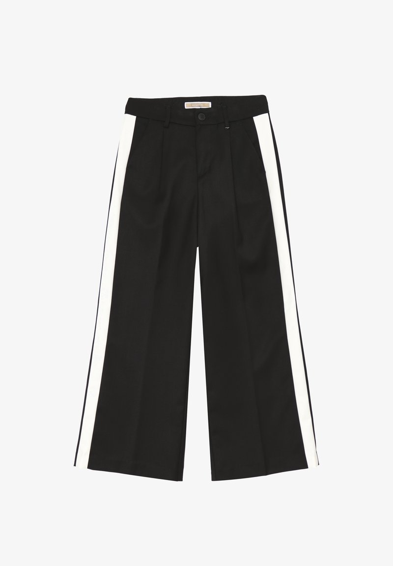 Pantaloni a gamba larga neri con strisce bianche laterali, dotati di pieghe, bottone frontale e passanti per cintura per una vestibilità regolabile. Tessuto dalla texture liscia.