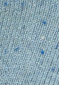 Hellblauer Strickstoff mit einem strukturierten Muster, das kleine Flecken in dunklerem Blau und Weiß aufweist. Klassisches, dehnbares Design.