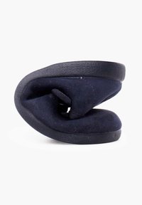 Námořnické semišové nazouvací boty s křivkovým designem a flexibilní gumovou podrážkou, s měkkým textilním svrškem a minimalistickým stylem bez ozdob.