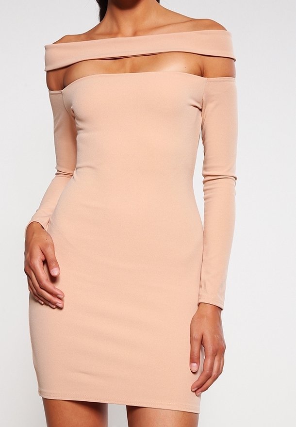 Robe moulante épaule dénudée, en beige clair, manches longues, texture lisse, longueur mi-cuisse avec un décolleté droit.
