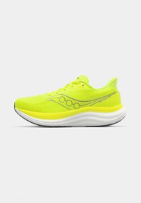 Neon-gelbe Laufschuhe mit einem atmungsaktiven Mesh-Obermaterial, gepolstertem Sohlen und reflektierenden Akzenten. Sie verfügen über eine strukturierte Oberfläche und eine Schnürung.