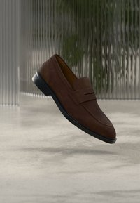 Neizbrano, dark brown