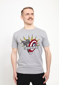 Grå bomulds t-shirt med et grafik af en hammer, et skjold og teksten "WORTHY" i sort, med gule lynaccenter. Korte ærmer.