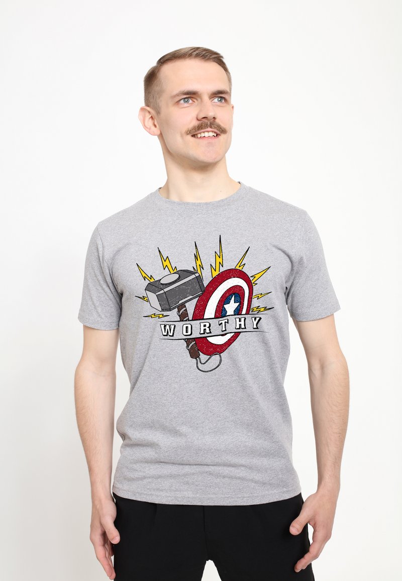 Grå bomulds t-shirt med et grafik af en hammer, et skjold og teksten "WORTHY" i sort, med gule lynaccenter. Korte ærmer.