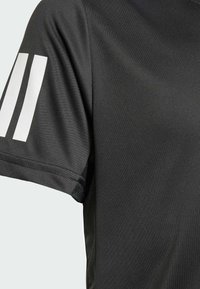 Schwarzes Sportshirt mit kurzen Ärmeln. Glatte Textur mit drei weißen Streifen auf der linken Schulter. Einfaches, modernes Design.