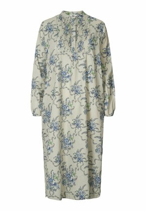 Długa, zwiewna sukienka z lekkiej tkaniny w kremowym kolorze, ozdobiona niebieskimi wzorami kwiatowymi i zielonymi akcentami, z plisowanym dekoltem i długimi rękawami.