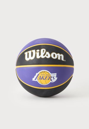 Baloncesto con el logo de Los Angeles Lakers y el nombre de la marca Wilson en colores negro, púrpura y amarillo sobre un fondo blanco.