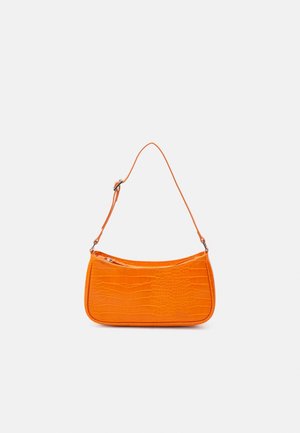 Lille orange håndtaske med krokodille-præget tekstur, lynlåslukning og justerbar skulderrem mod en ensfarvet lys grå baggrund.