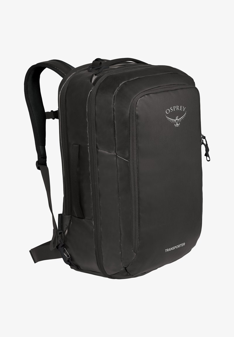 Mochila negra de tela duradera con un diseño elegante, múltiples compartimentos con cremallera, correas acolchadas y un logo visible en la parte frontal.