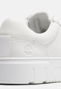 Hvite lærersneakers med en teksturert såle, som har en subtil logo på hælen og et jevnt design. Flate snørebånd fullfører utseendet.