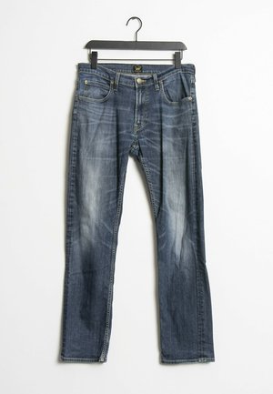 Jeans a gamba dritta di colore blu sbiadito appesi su una gruccia di plastica nera contro uno sfondo bianco.