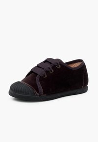 Sneaker in velluto nero con punta in gomma, lacci piatti e interno morbido. Forma arrotondata con superficie texturizzata e design a profilo basso.