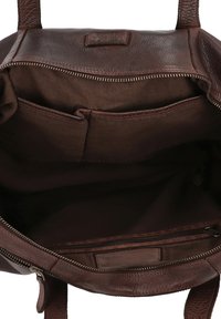 Brun læder tote bag med en struktureret overflade, der har en lynlåslukning, stofforing og en indvendig lomme.