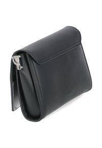 Borsa a tracolla nera in pelle sintetica con una texture liscia, patta pieghevole, hardware argentato e una forma rettangolare strutturata.