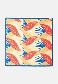 Schal mit blauer Umrandung, der orangefarbene Karotten, rote Blätter und blau palmähnliche Formen auf einem cremefarbenen Hintergrund mit gelben Punkten zeigt.