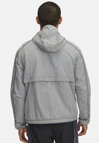 Leichte, kariert graue Jacke mit Kapuze, elastischen Bündchen und lockerer Passform. Verfügt über kontrastierende schwarze Nähte und eine Rückenbelüftung.