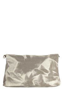 Beige textilní psaníčko s vrásčitým povrchem, plochým designem a kovovým kroužkem na jedné straně. Jednoduchý, nenápadný vzhled.