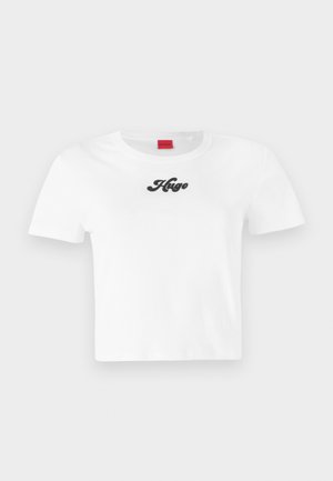 Weißes Baumwoll-T-Shirt mit kurzen Ärmeln und rundem Halsausschnitt, das in der Mitte der Brust ein schwarzes "Hugo"-Logo zeigt.