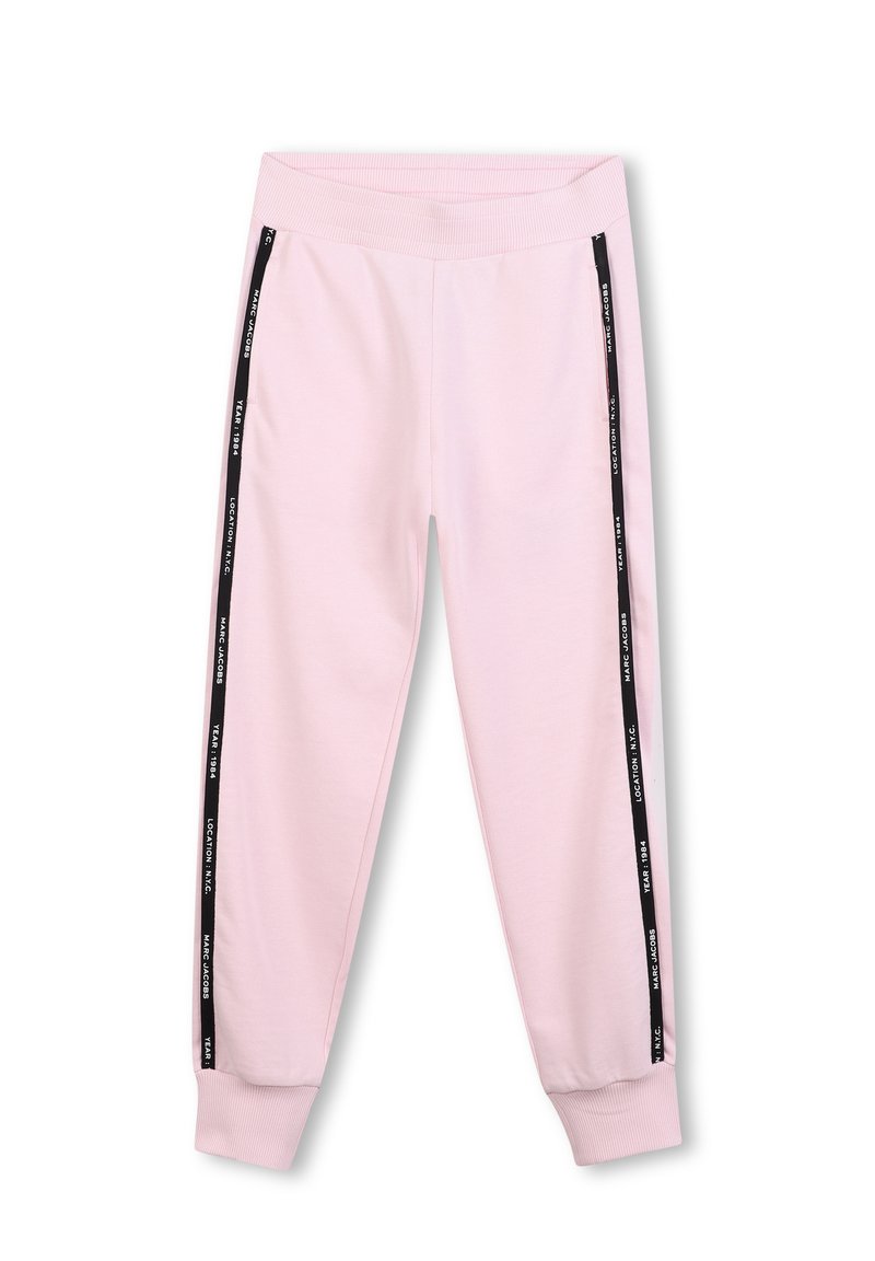 Lichtroze sweatpants met een geribde tailleband en zwarte zijkanten met witte tekst. Gemaakt van zacht, rekbaar materiaal.