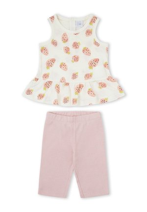 Camiseta blanca sin mangas para bebé con estampado de fresas rosas y dobladillo con volantes, combinada con leggings lisos de bebé en rosa claro.