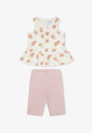 Camiseta blanca sin mangas para bebé con estampado de fresas rosas y dobladillo con volantes, combinada con leggings lisos de bebé en rosa claro.