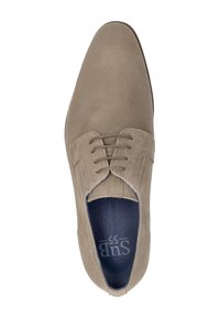 Beige suède nette schoen met een ronde neus, vijf oogjes en een gegraveerd logo aan de binnenkant. Beschikt over een gladleren interieur en een getextureerd vetersysteem.