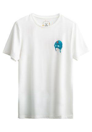 T-shirt bianca in cotone a maniche corte, con una piccola grafica blu di un casco e occhiali sulla parte sinistra del petto.