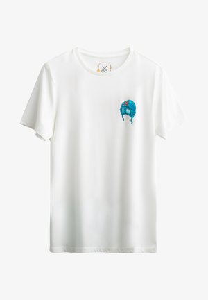 T-shirt bianca in cotone a maniche corte, con una piccola grafica blu di un casco e occhiali sulla parte sinistra del petto.