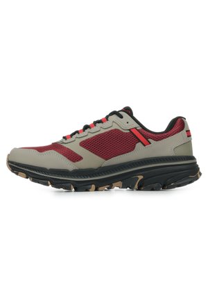 Zapatilla de running para hombre con una parte superior sintética beige, acentos de malla roja, suela de goma negra y entresuela acolchada. Presenta un diseño de cordones.