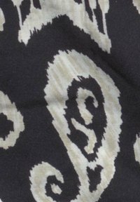 Tissu noir avec un motif abstrait de tourbillons contrastants en blanc et beige clair. Texture douce avec ombres visibles et profondeur.