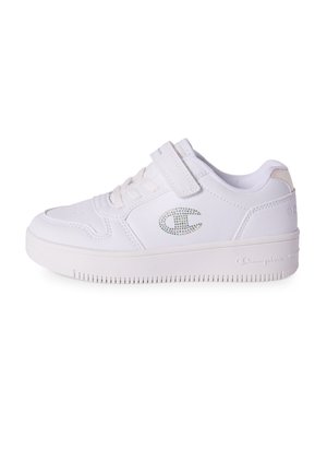 Baskets basses blanches avec lacets et bande velcro, dotées d'un logo orné de strass et d'une semelle texturée.
