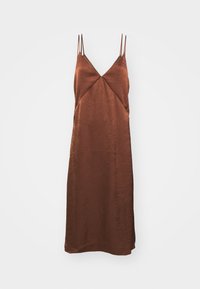 Rochie slip din satin, de culoare maro, cu decolteu în V și bretele subțiri. Textura este netedă, cu un ușor luciu, având un corsaj ajustat și o fustă fluidă.