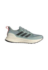 Svetlozelená bežecká obuv s čiernymi akcentmi, textúrovaný zvršok, polstrovaný jazyk, škvrnité medzipodrážky a červená pútka na päte.