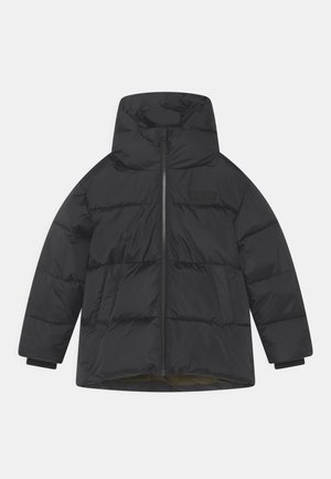 Veste noire en duvet avec un col montant, fermeture éclair à l'avant et poignets élastiques. Présente des sections matelassées et une discrète étiquette logo sur la poitrine.