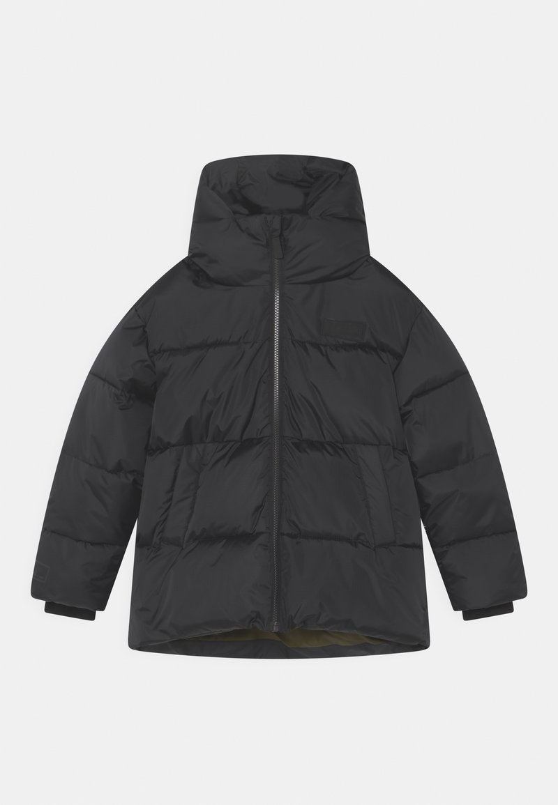 Veste noire en duvet avec un col montant, fermeture éclair à l'avant et poignets élastiques. Présente des sections matelassées et une discrète étiquette logo sur la poitrine.