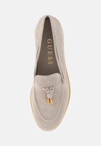 Grijze suede instap loafer met een decoratieve geknoopte veter en gouden accenten, voorzien van een ronde neus en gestikte details op de bovenkant.
