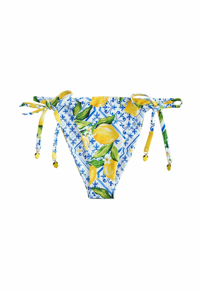 Bikini broekje met een levendig citroenpatroon op een blauw-witte bloemenachtergrond. Heeft strikdetails aan de zijkanten en gouden accenten.